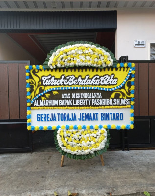 Papan Bunga Duka di Balai Gadang